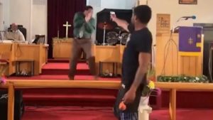 Video: Hombre intenta disparar a un pastor en EE. UU.
