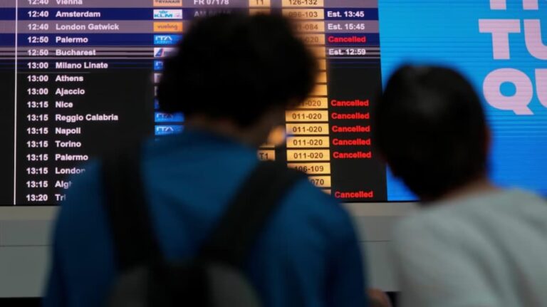 Caos en aeropuertos, trenes, hospitales y bancos por una falla informática a nivel mundial