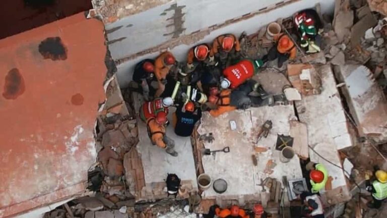 Derrumbe en una obra en construcción en Belgrano - hay un albañil herido y otro atrapado entre los escombros 2 (1)