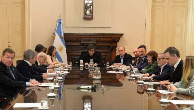 el Gobierno evalúa renovar los contratos de 50 mil empleados que pretendía dar de baja