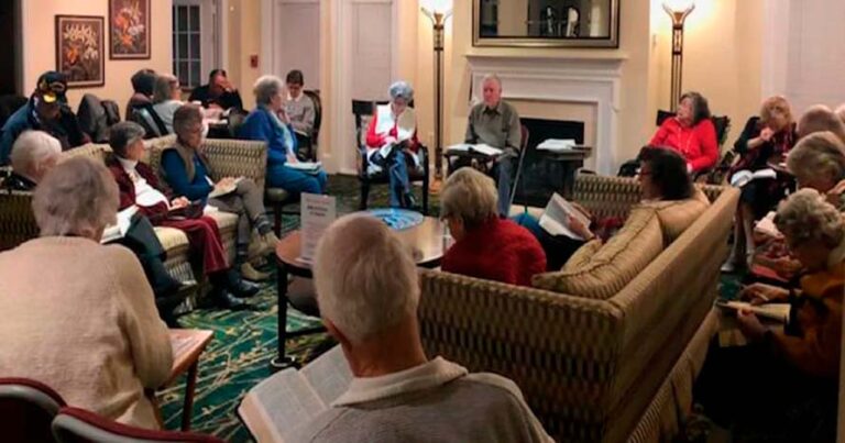Complejo de apartamentos para personas mayores prohíbe a sus inquilinos el uso de la Biblia